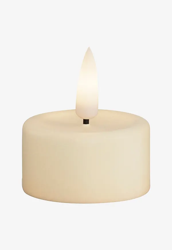 Vit DeluxeHomeart-värmeljus i modern modell.