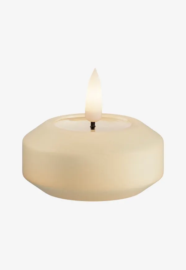 Vit DeluxeHomeart-värmeljus i härlig modell.