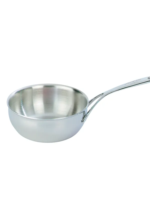 Silverfärgad Demeyere-sauteuse i komfortabel modell.
