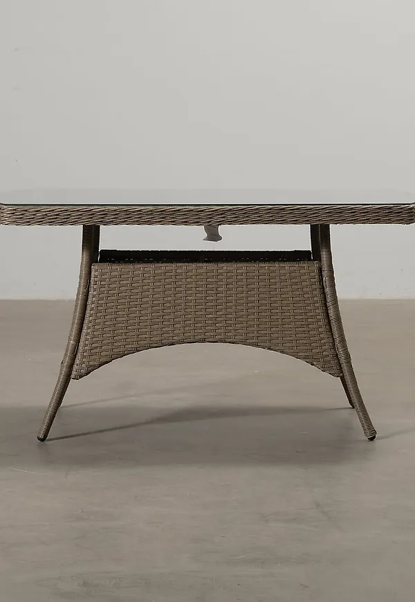 Moderiktig utebord i brunt från deNoord.