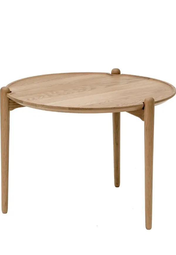 Smickrande brickbord i ek från Design House Stockholm.