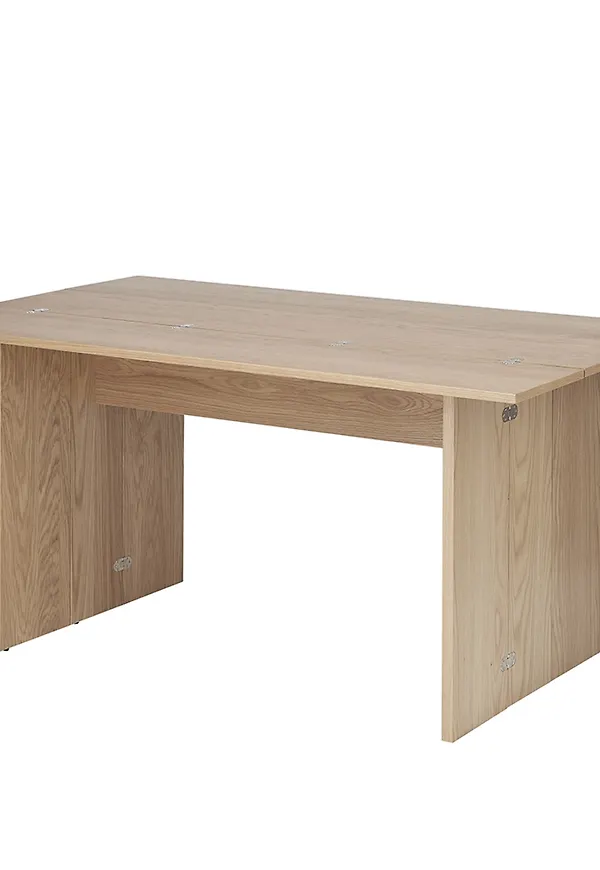 Snygg matbord i ek från Design House Stockholm.