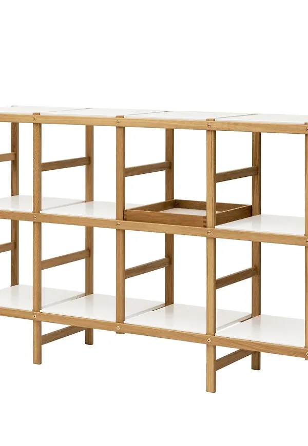 Moderiktig ekhylla 2025 från Design House Stockholm.