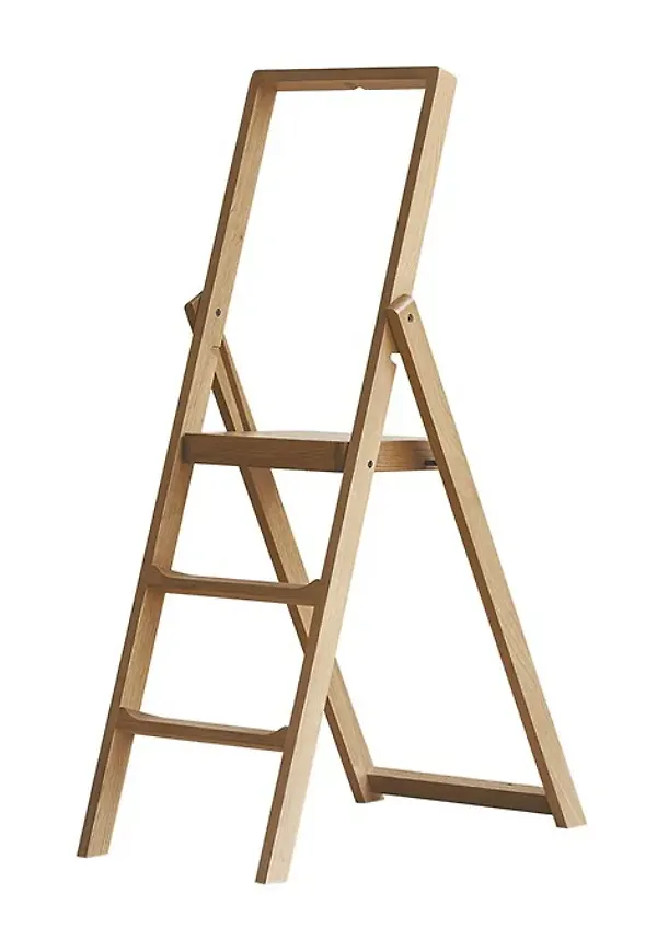 Fantastiskt snygg ekhylla i brunt från Design House Stockholm.