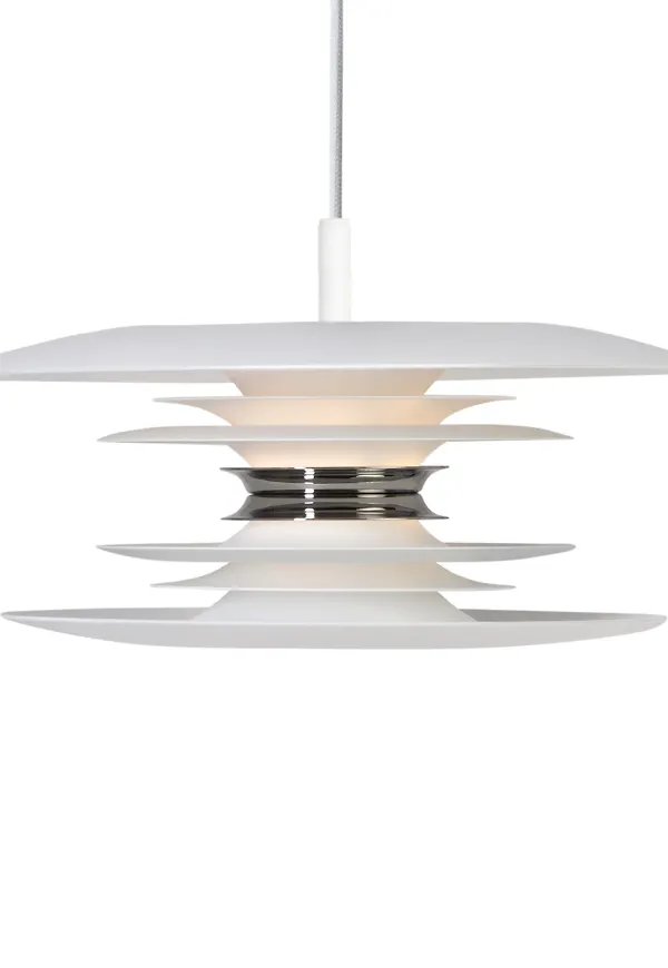 Moderiktig Lampa som passar bra vid många olika tillfällen.