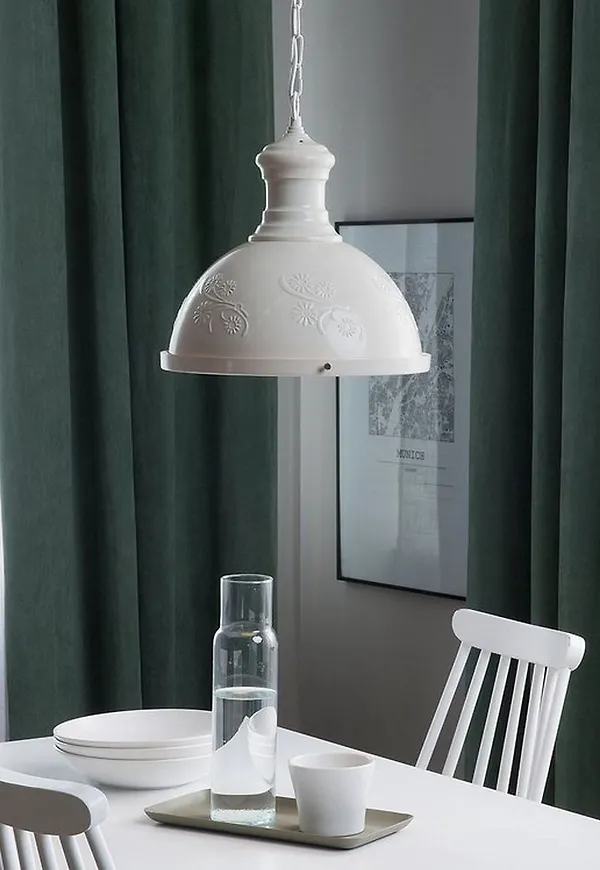 Fin halogenlampa i beige färg gjord i järn.