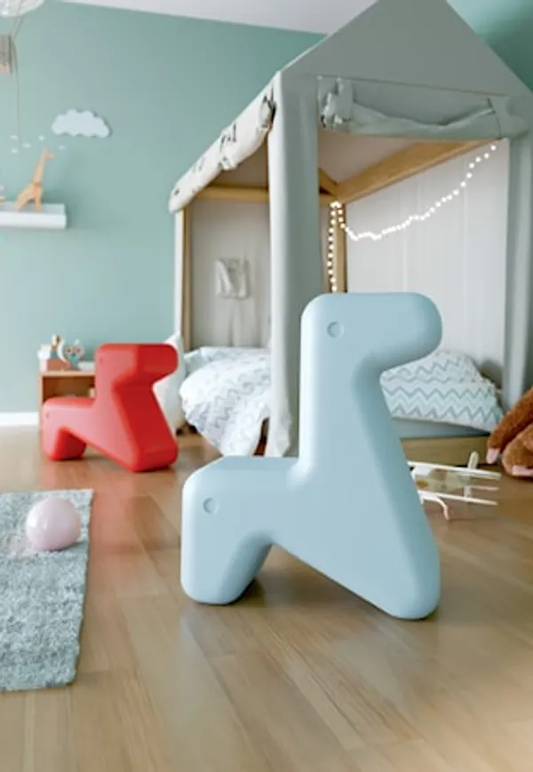 Blå Alessi-barnmöbel i härlig modell.