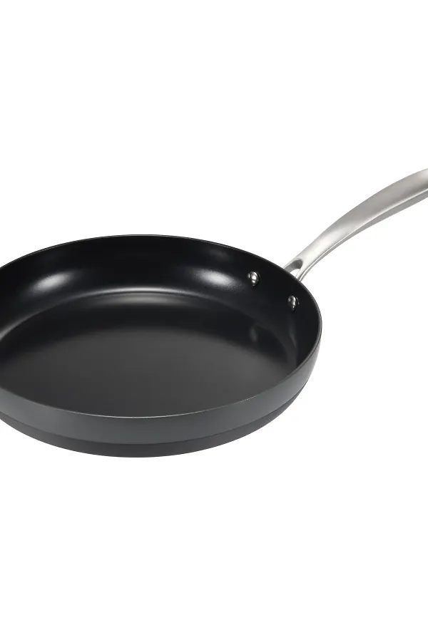 Ikonisk stekpanna i grå färg gjord i aluminium.