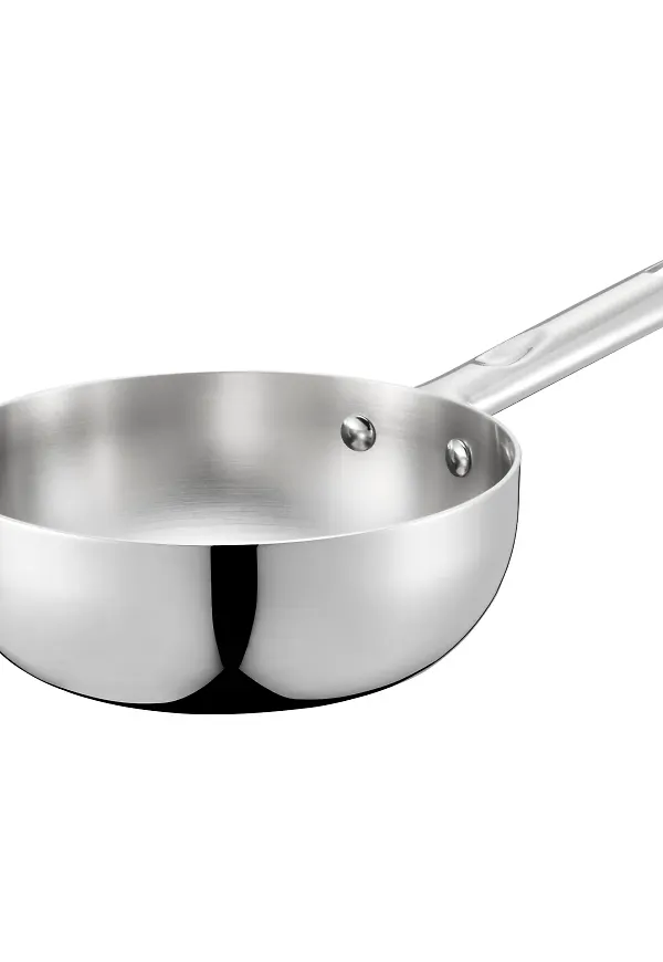 Silverfärgad Dorre-sauteuse i vacker modell.