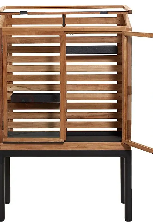 Komfortabel bord i grått från Cane-Line.