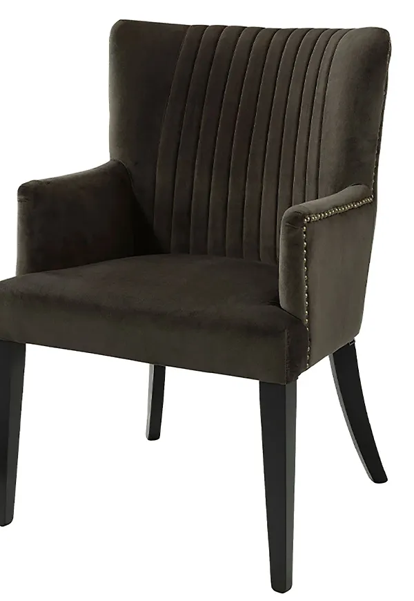 Smickrande Stol som passar bra vid många olika tillfällen.