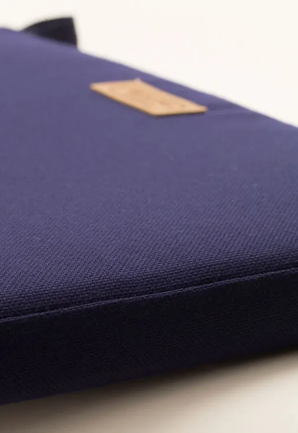 Smickrande blå soffa 2025 från Grythyttan Stålmöbler.