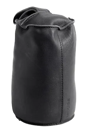 Fantastiskt snygg svart möbel i läder från Muubs.