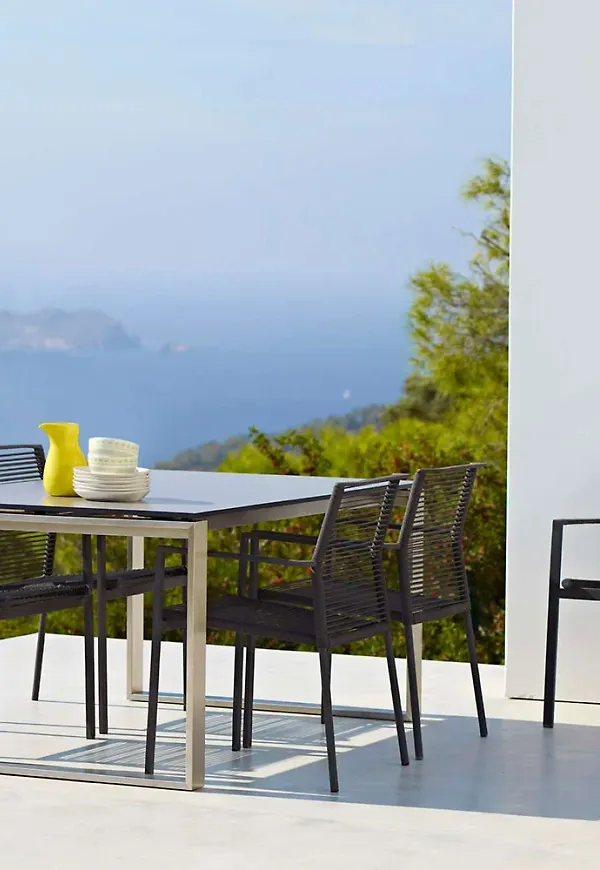 Moderiktig trädgårdsbord 2025 från Cane-Line.