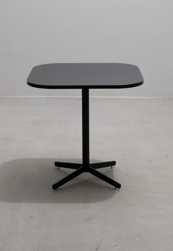 Svart Edsbyn-soffbord i modern modell.