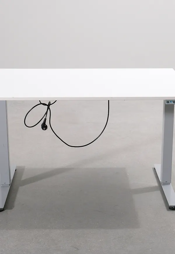 Vit Edsbyn-skrivbord i jättesnygg modell.