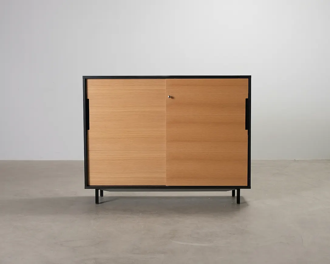 Brun Edsbyn-skjutdörr i otroligt snygg modell.