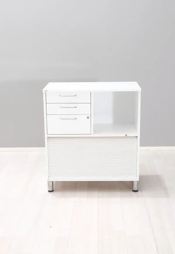 Supersnygg förvaringsmöbel i vitt från Edsbyverken.