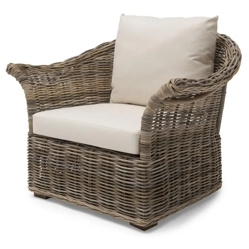 Stilren fåtölj i vitt från Hillerstorp.