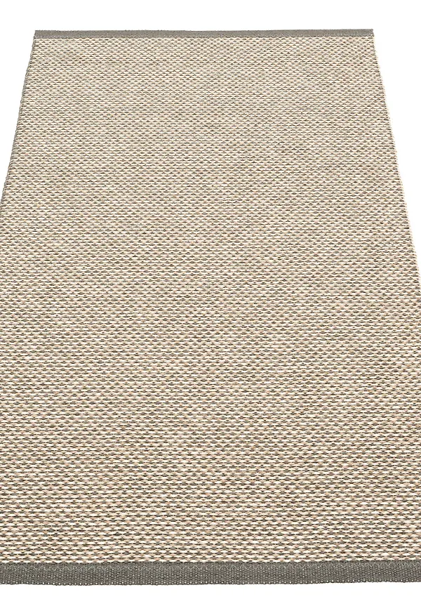 Smickrande plastmatta 2025 från Pappelina.