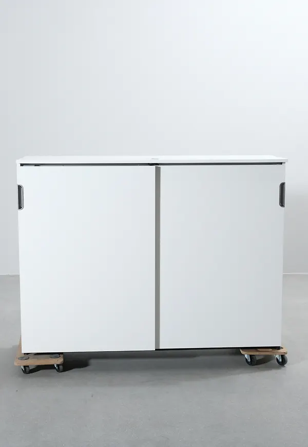 Vit EFG-förvaringsskåp i snygg modell.