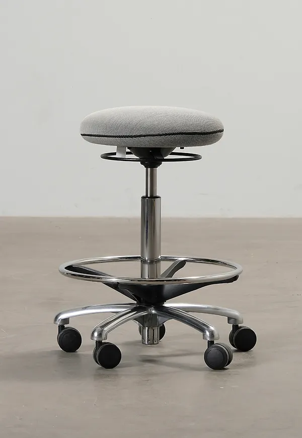 Grå EFG-kontorsstol i komfortabel modell.