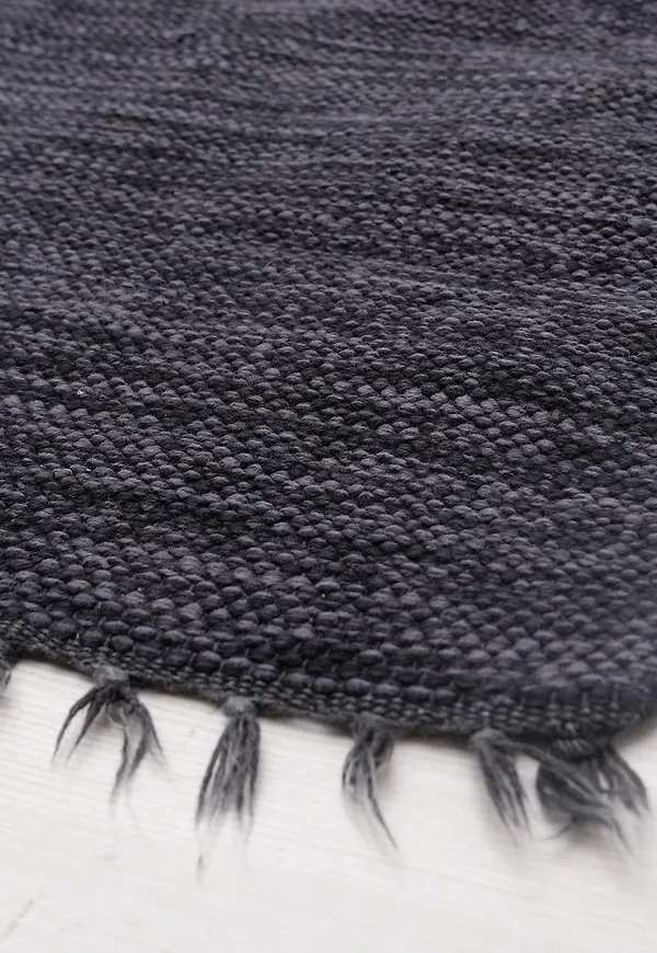 Modern bomullsmatta i mörkgrått från No brand.