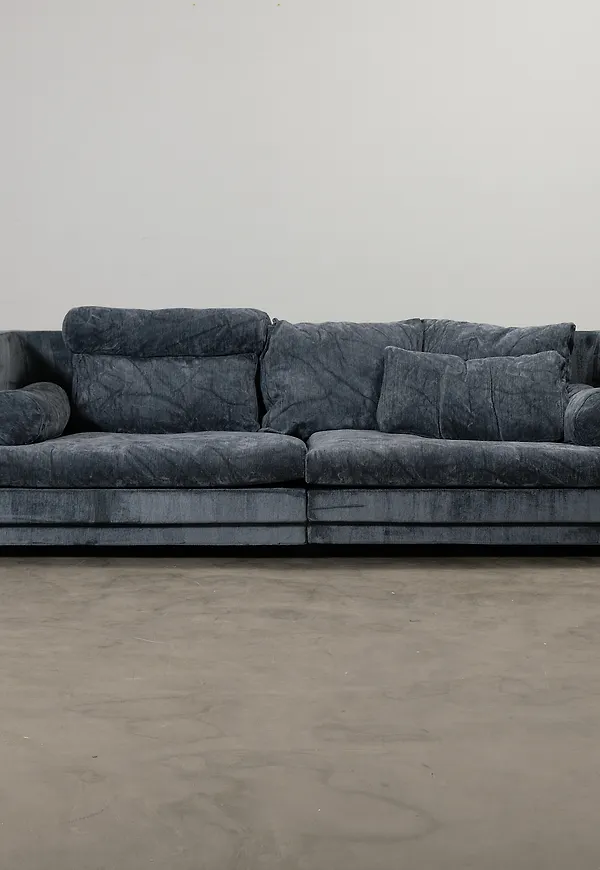 Trendig blå soffa 2025 från Eilersen.