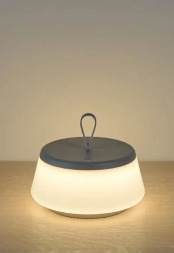 Modern Lampa som passar bra vid många olika tillfällen.
