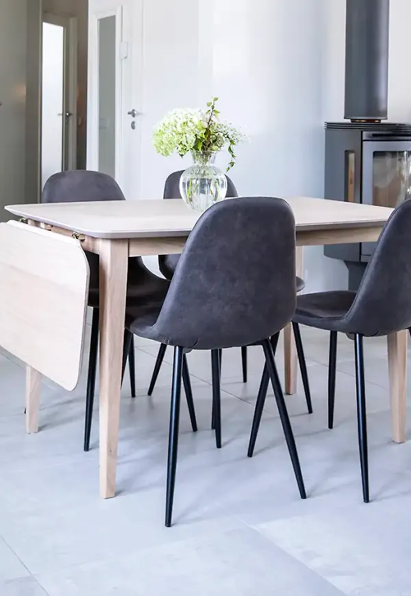 Otroligt fin bord som passar bra vid många olika tillfällen.