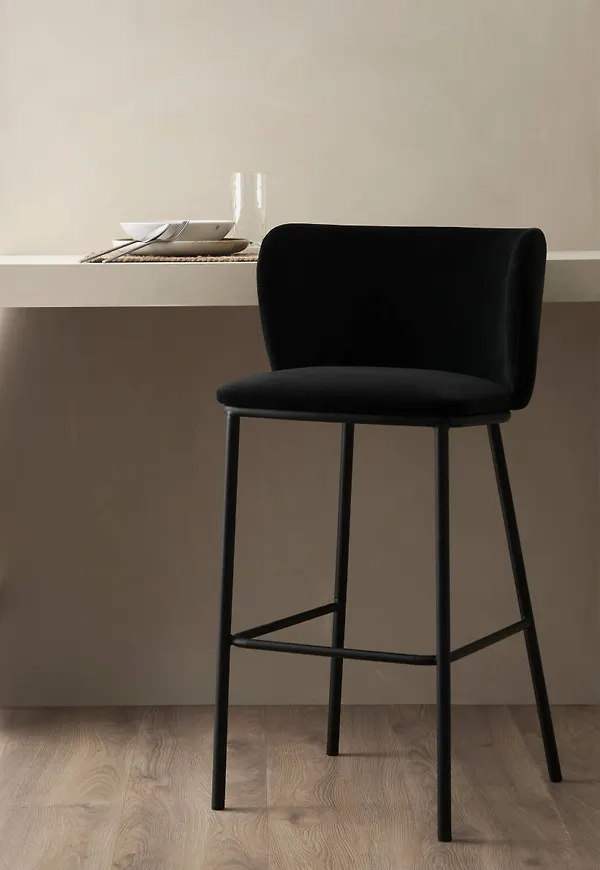 Svart Ellos-stol i exklusiv modell.