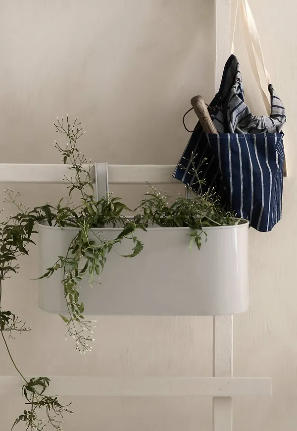 Jättesnygg balkonglåda i beiget från Ellos.