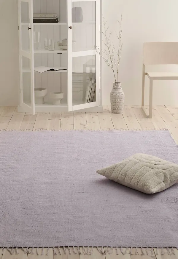 Ljuslila Ellos-bomullsmatta i modern modell.