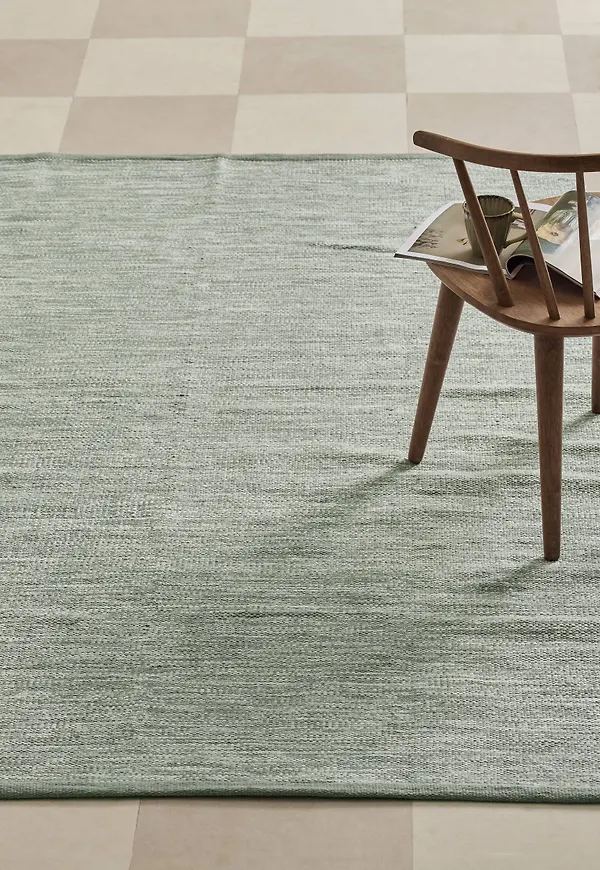 Stilriktig ellos matta i ljusgrön färg gjord i bomull.