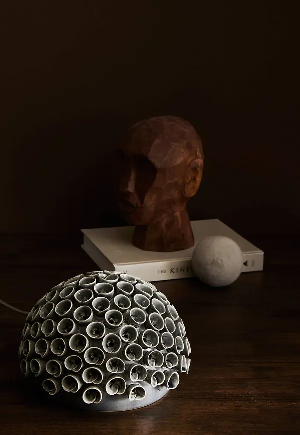 Elegant grå lampa 2025 från Ellos.