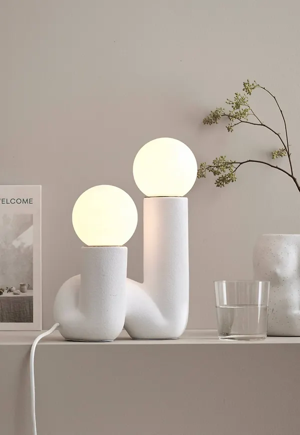 Klassisk lampa i vitt från Ellos.