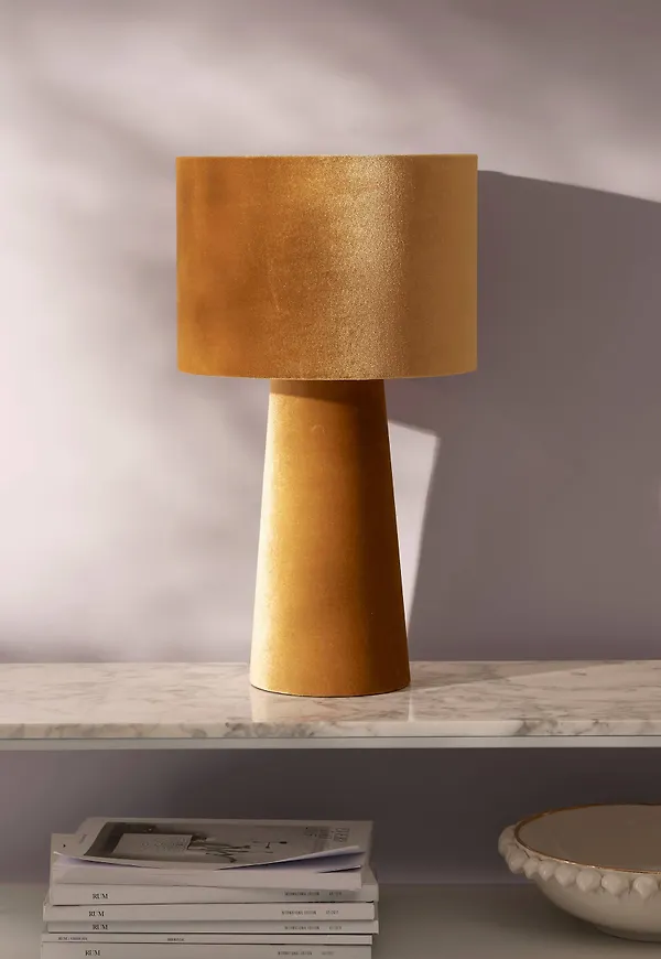 Guld Ellos-bordslampa i komfortabel modell.