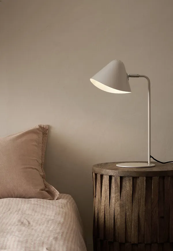 Klassisk beige lampa 2025 från Ellos.