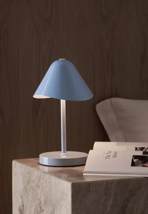 Jättesnygg bordslampa 2025 från Ellos.