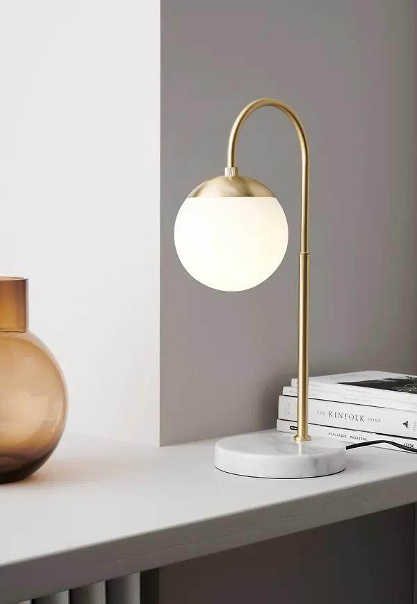 Moderiktig Lampa som passar bra vid många olika tillfällen.