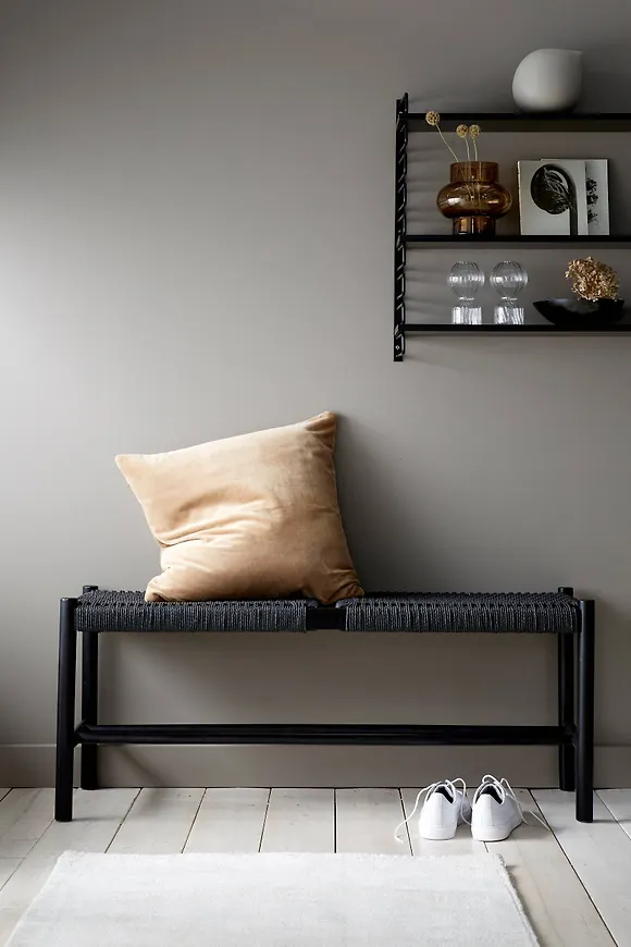 Otroligt snygg svart bänk 2025 från Ellos.