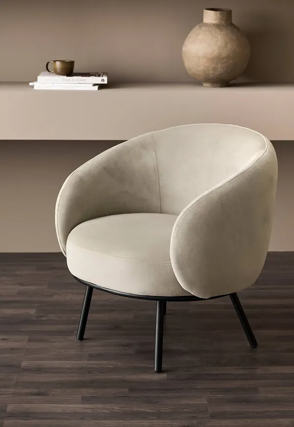 Komfortabel fåtölj i beiget från Ellos.