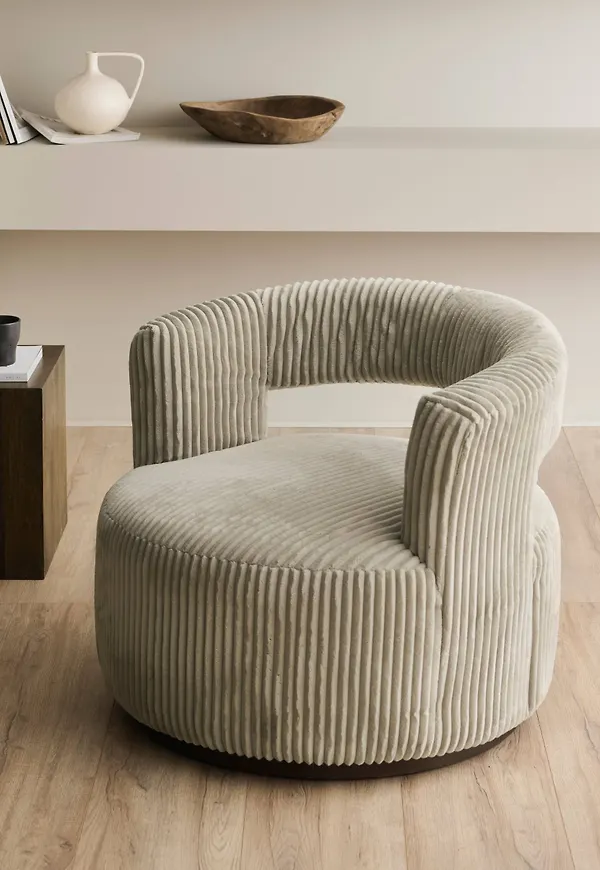 Fantastiskt fin fåtölj i beige färg gjord i manchester.