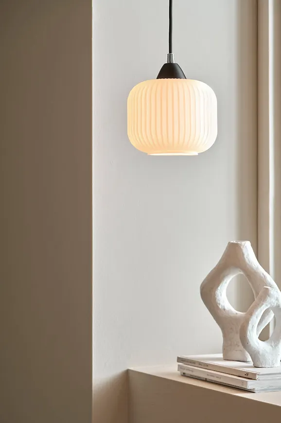 Modern fönsterlampa 2025 från Ellos.