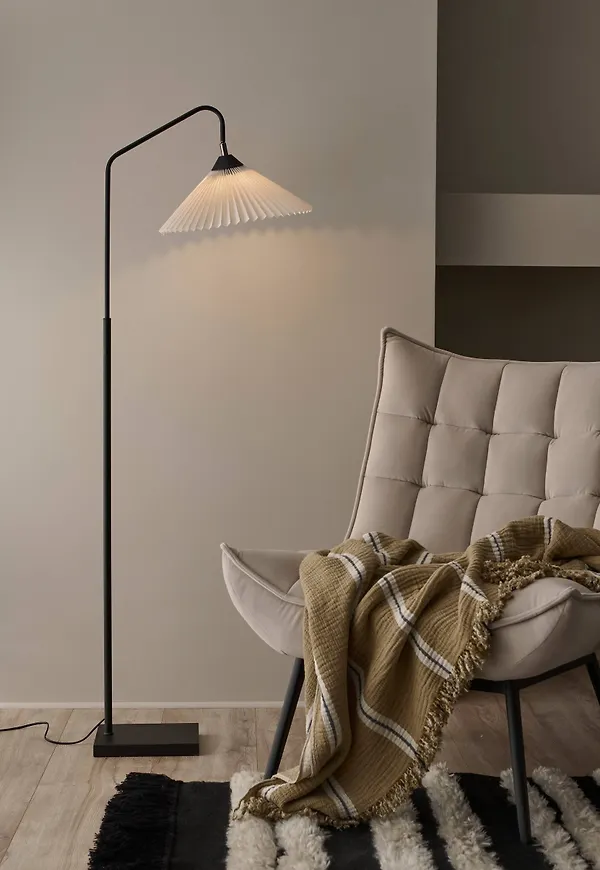 Snygg Lampa som passar bra vid många olika tillfällen.