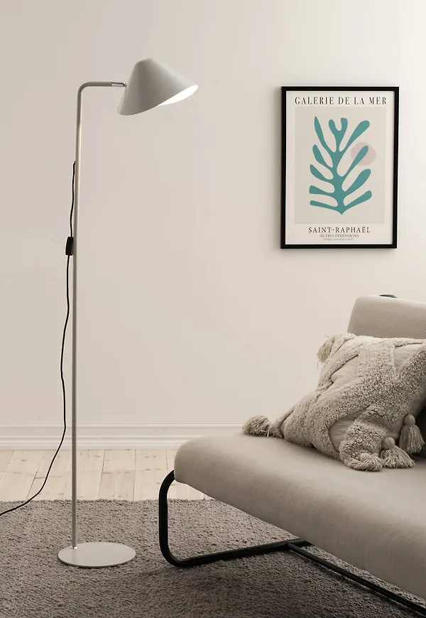 Fantastiskt snygg lampa i beiget från Ellos.