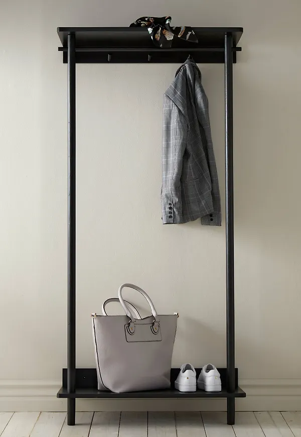 Komfortabel svart möbel 2025 från Ellos.