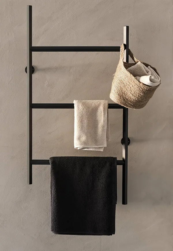 Svart Ellos-handdukshängare i ikonisk modell.