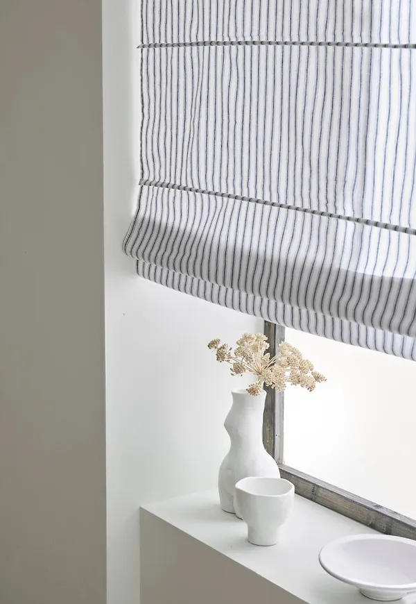 Stilren gardin i mörkblå färg gjord i bomull.