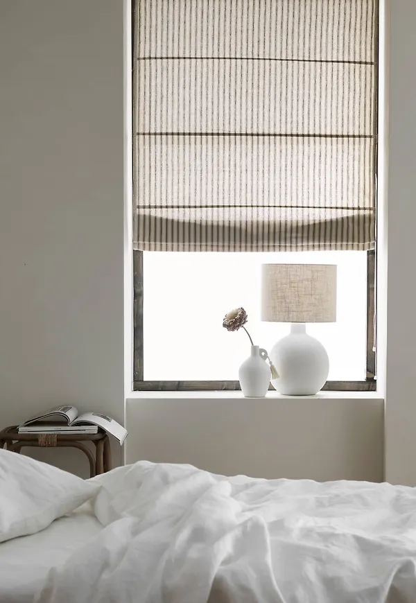 Stilriktig gardin i brun färg gjord i bomull.